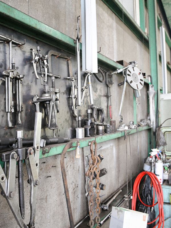 壁にずらりと並ぶ、使い込まれた整備用工具