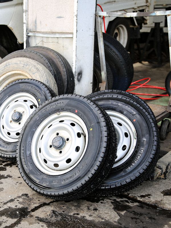 きれいに洗われた軽自動車のタイヤ